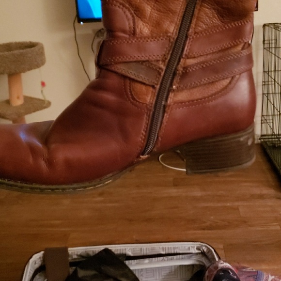 Boots - Picture 3 of 4